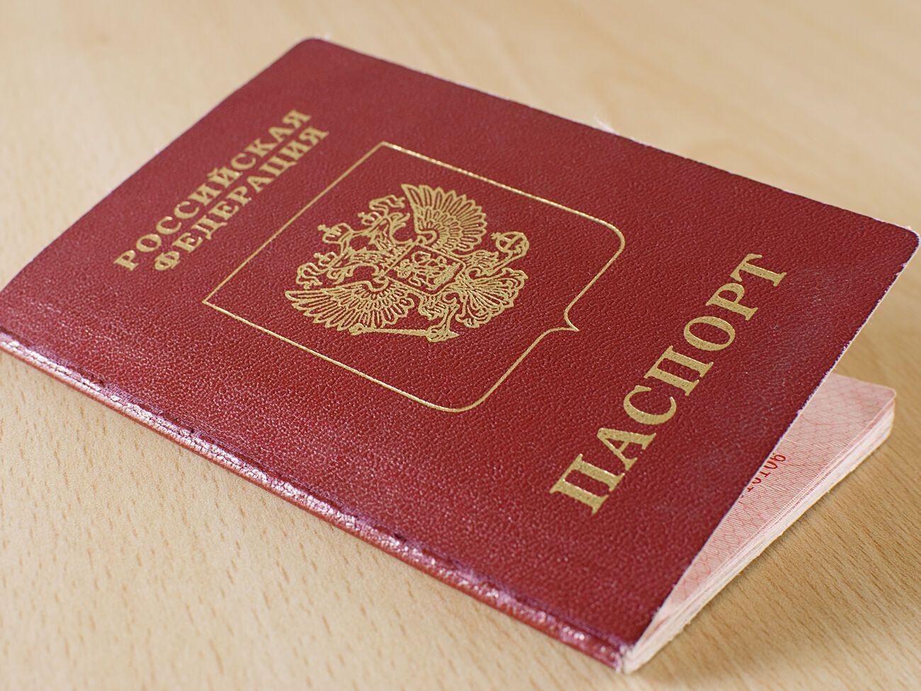 "Мобільні групи" об'їжджають домівки місцевого населення й "агітують" жителів півдня України отримувати паспорт РФ, зазначили у ЦНС