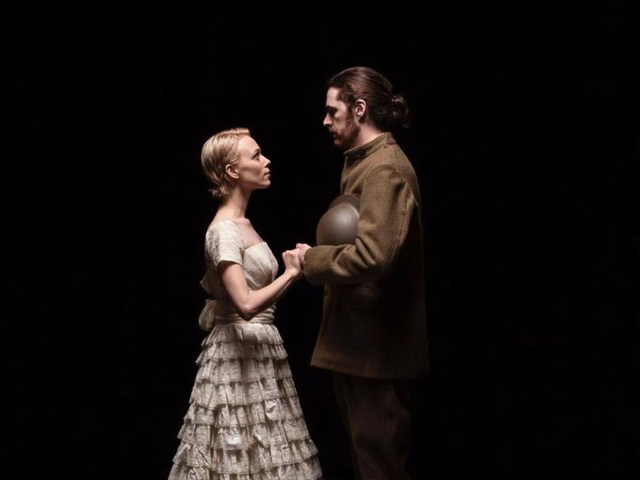 В клипе&nbsp;Hozier показана история мужчины и женщины, которых разделила война