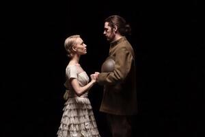 В клипе Hozier показана история мужчины и женщины, которых разделила война