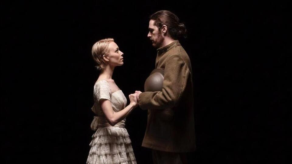 У кліпі Hozier показано історію чоловіка та жінки, яких розділила війна