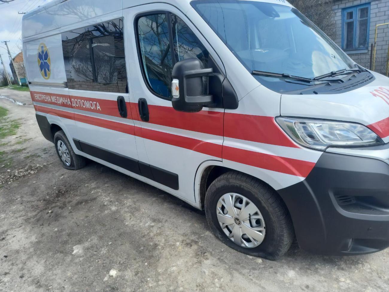 Медики прямували до жінки, яка була поранена у власному будинку в Бериславі, зазначили в Херсонській ОВА