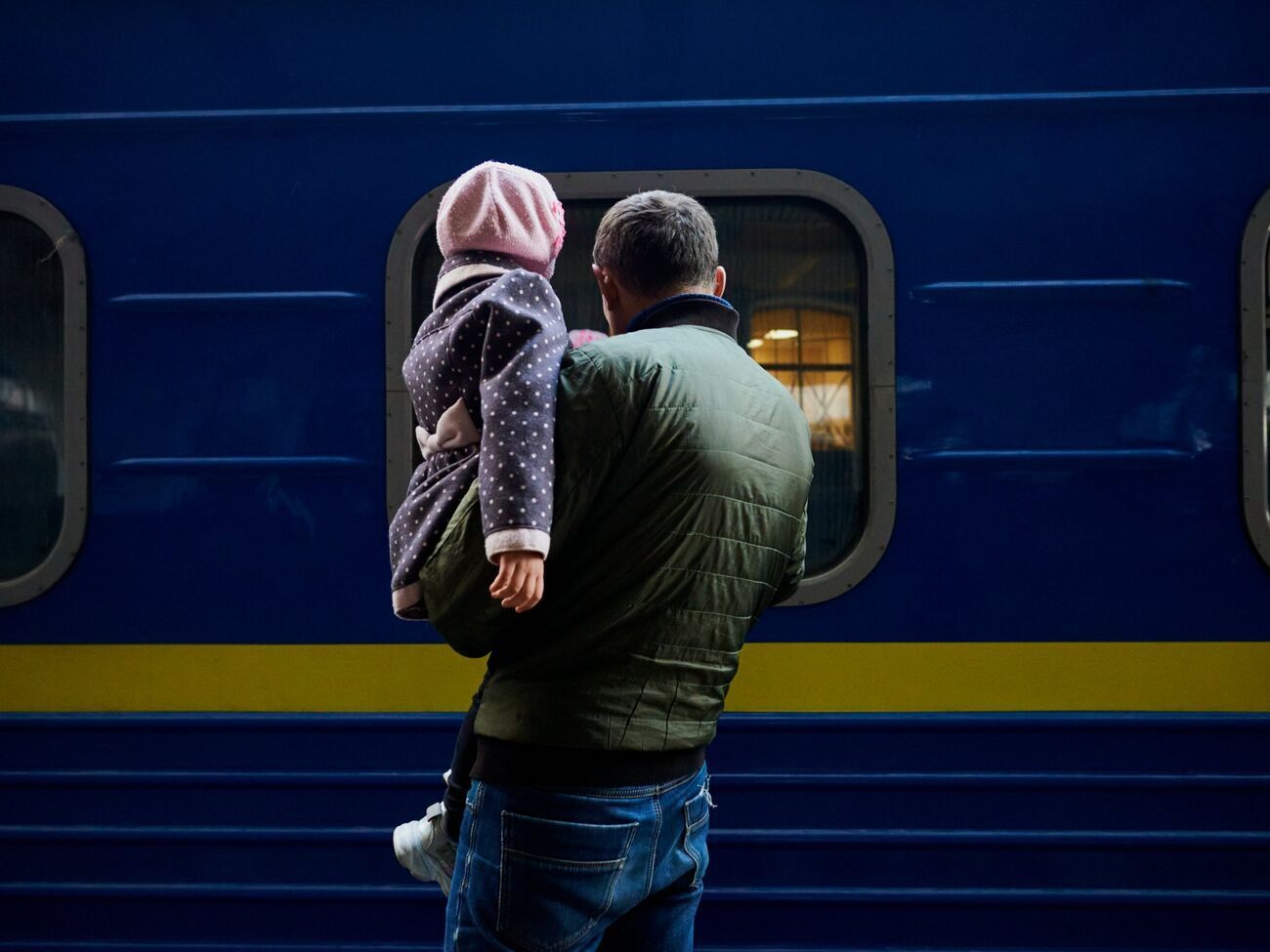 Українцям, які виїхали з небезпечних регіонів потягами, грошову допомогу видає "Укрпошта"