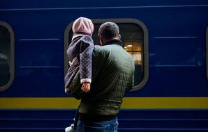 Украинцам, которые выехали из опасных регионов на поездах, денежную помощь выдает "Укрпошта"