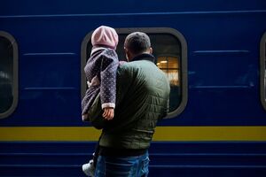 Українцям, які виїхали з небезпечних регіонів потягами, грошову допомогу видає "Укрпошта"