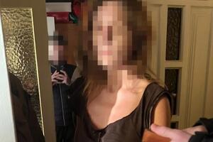 По данным СБУ, подозреваемая призывала своих читателей делать скриншоты электронных карт с координатами украинских войск и присылать ей