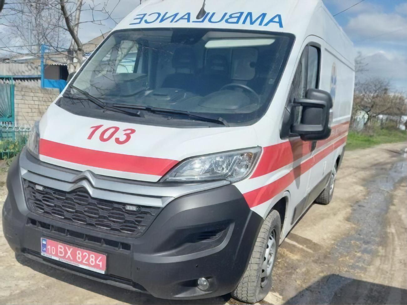 Окупанти обстріляли "швидку" приблизно о 16.00 під час виїзду на виклик у Бериславі, зазначили у МОЗ