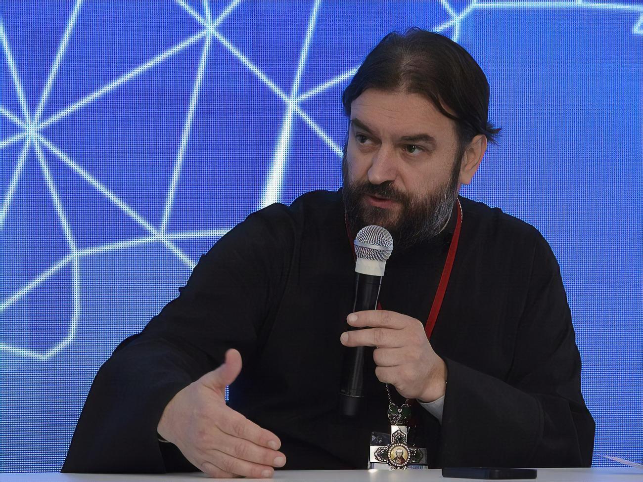 Ткачов навчався на факультеті спецпропаганди Військового інституту в Москві, а потім до 2014 року працював в Україні