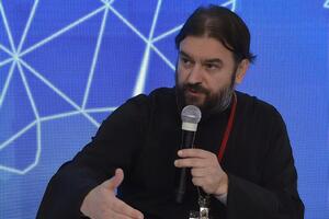 Ткачов навчався на факультеті спецпропаганди Військового інституту в Москві, а потім до 2014 року працював в Україні