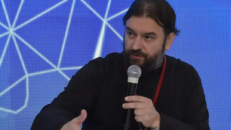 Ткачев учился на факультете спецпропаганды военного института в Москве, а потом до 2014 года работал в Украине