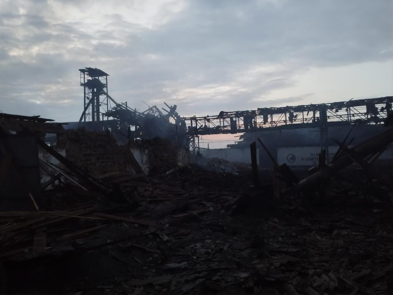 Російські бомби знищили елеватор у Бериславі