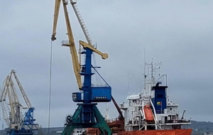 Судно з назвою під брезентом ходить під прапором Гвінеї-Бісау, зазначив "Крим.Реалії"