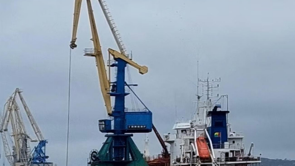 Судно з назвою під брезентом ходить під прапором Гвінеї-Бісау, зазначив "Крим.Реалії"