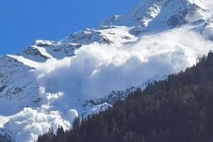 По данным СМИ, лавина была шириной около 100 метров