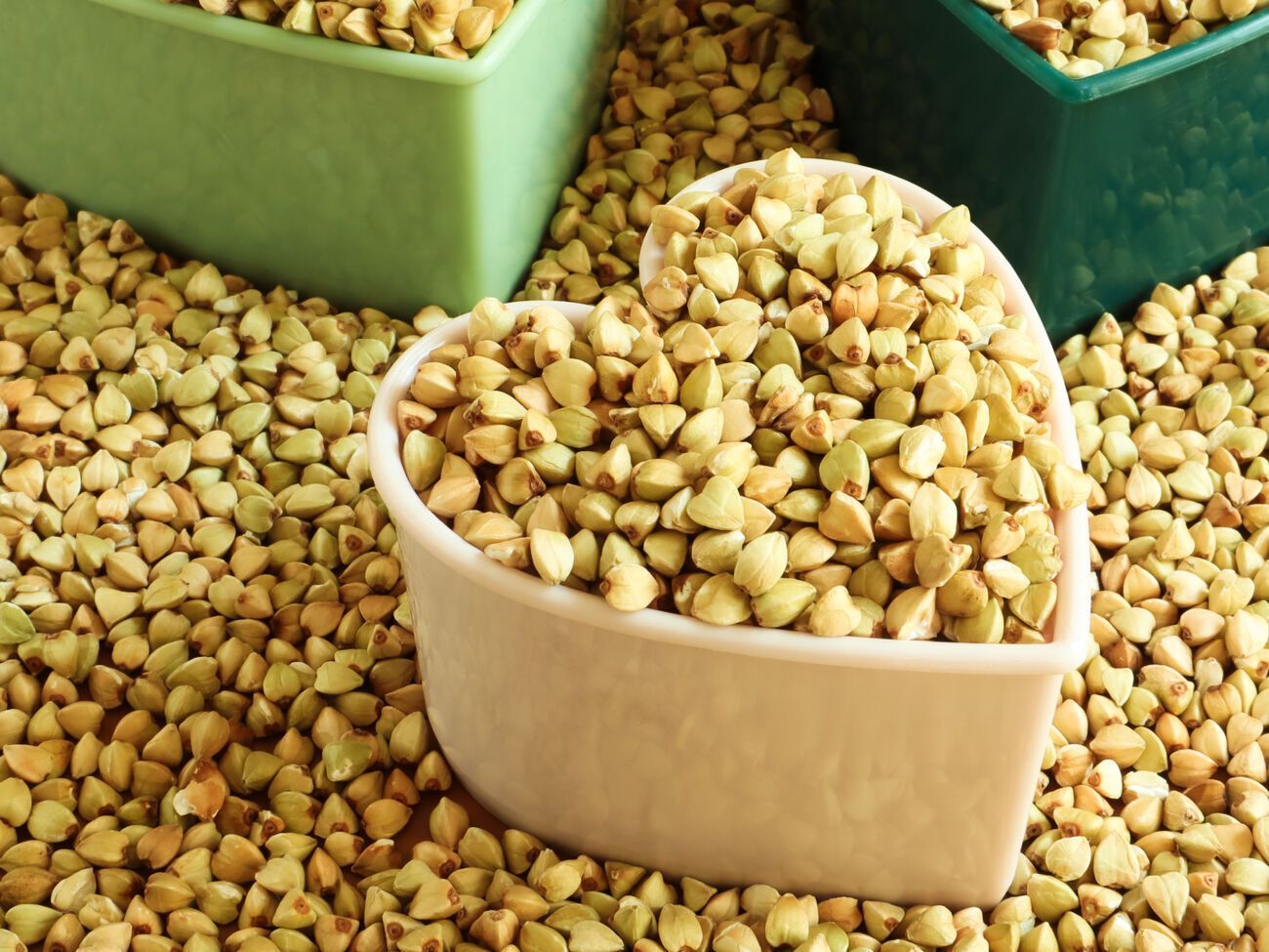 Зеленую гречку нельзя варить, потому что&nbsp;получится не рассыпчатая каша, как в случае с коричневой гречкой, а "скользкая и не совсем вкусная субстанция"