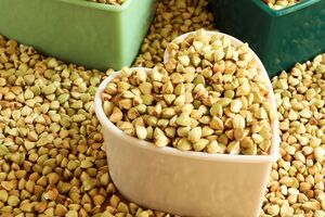 Зеленую гречку нельзя варить, потому что получится не рассыпчатая каша, как в случае с коричневой гречкой, а "скользкая и не совсем вкусная субстанция"