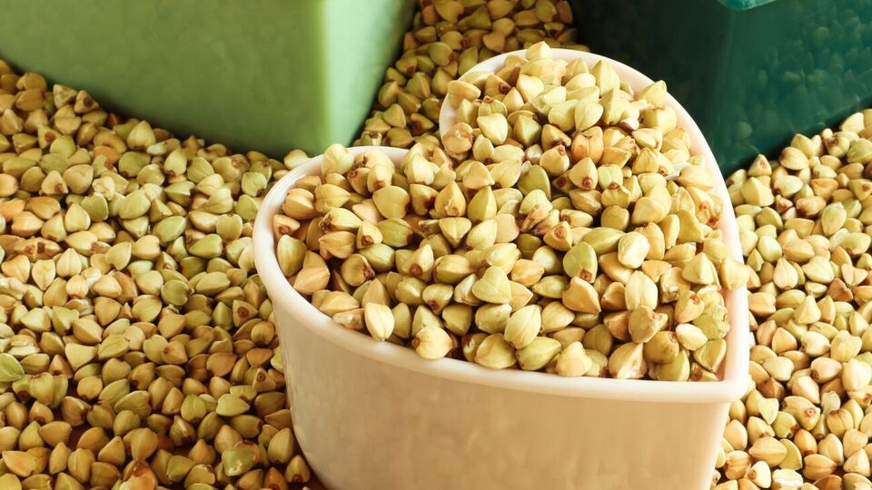 Зеленую гречку нельзя варить, потому что получится не рассыпчатая каша, как в случае с коричневой гречкой, а "скользкая и не совсем вкусная субстанция"