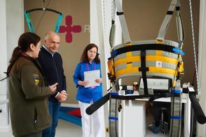 На создание сети центров Recovery семья Пинчук направила средства, полученные от продажи скульптуры Кунса Balloon Monkey