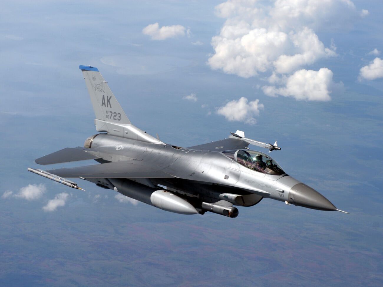 Яценюк наголосив, що на Заході F-16 знімають з озброєння як застарілі моделі