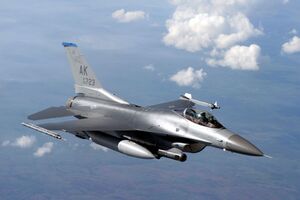 Яценюк подчеркнул, что на Западе F-16 снимают с вооружения как устаревшие модели