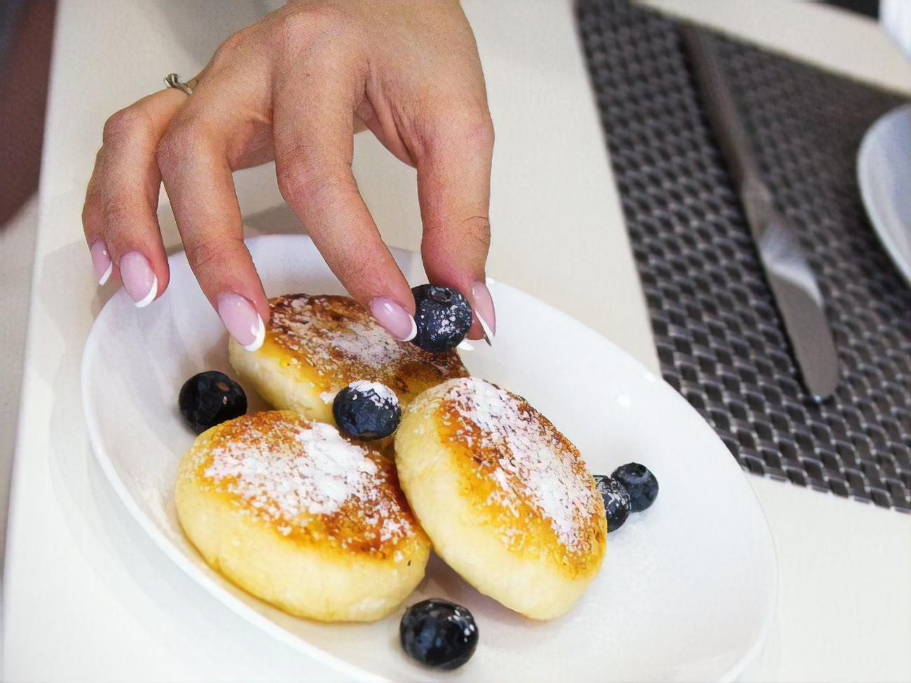 Если соблюдать простые правила, сырники будут идеальными снаружи и внутри