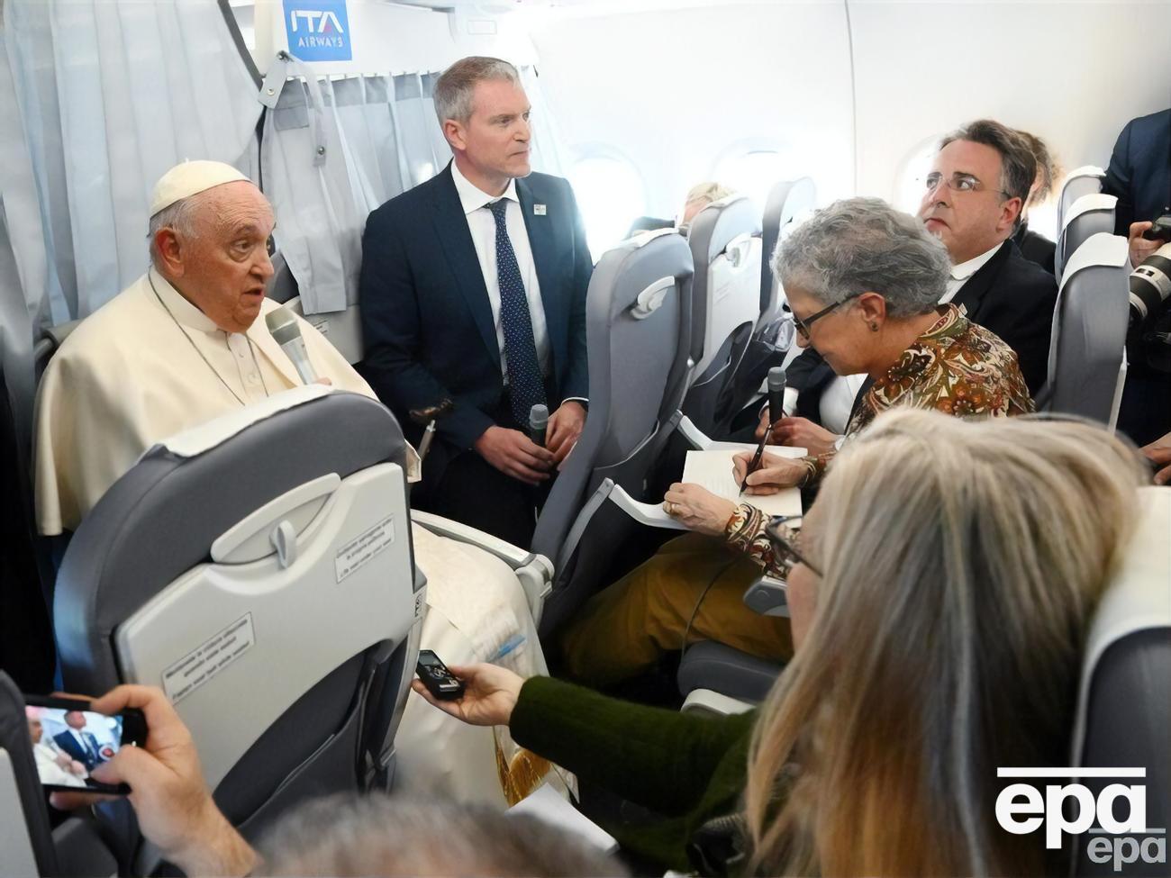 Папа римский по пути из Венгрии дал пресс-конференцию в самолете