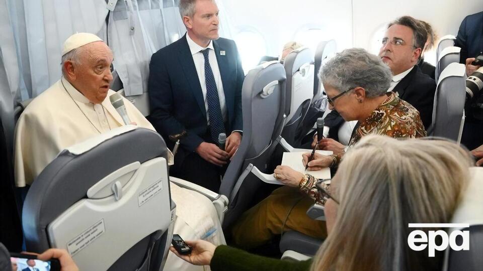 Папа римський на шляху з Угорщини дав пресконференцію в літаку
