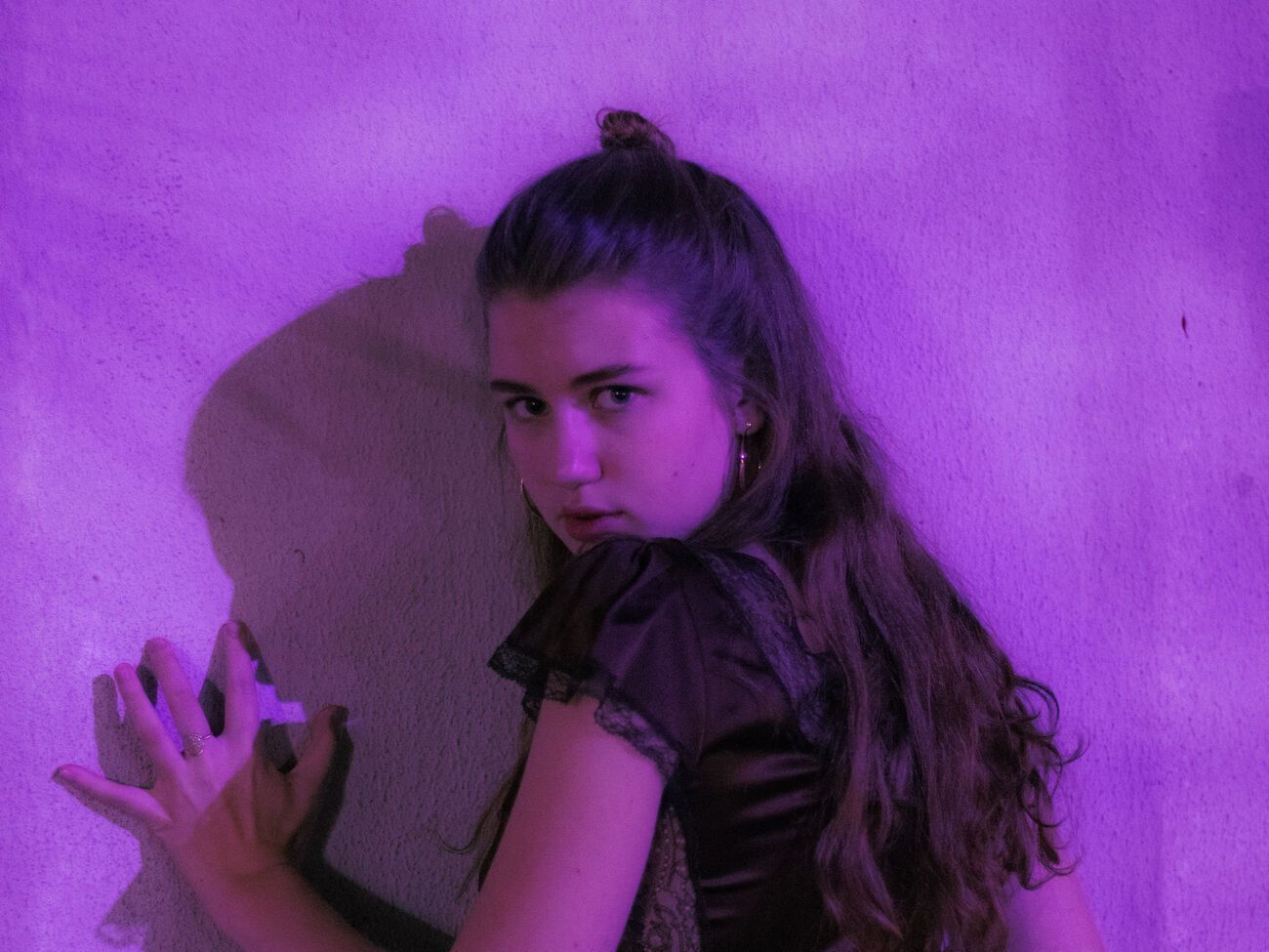 Nora Polinnia: Эта песня &ndash; история о себе &ndash; самоуверенном альфа-самце, который считает, что все должны подстраиваться под него и делать то, что ему вздумается