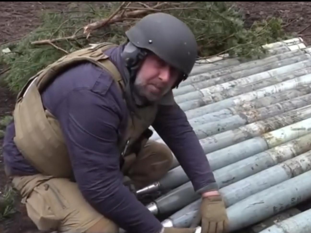 "Журналист" на видео помогает оккупантам заряжать РСЗО