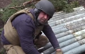 "Журналист" на видео помогает оккупантам заряжать РСЗО