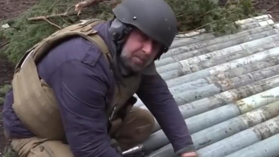 "Журналіст" на відео допомагає окупантам заряджати РСЗВ