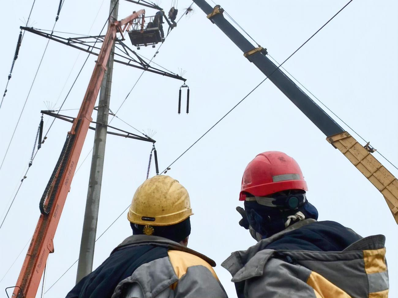 Енергетики відновлюють пошкоджені внаслідок обстрілів мережі