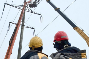 Енергетики відновлюють пошкоджені внаслідок обстрілів мережі