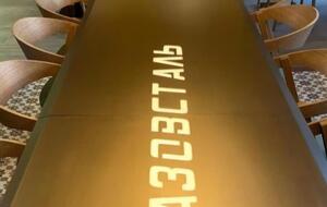 Стол с надписью "Азовсталь" из заведения убрали