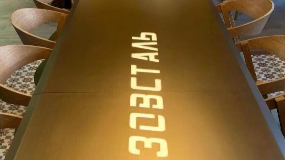 Стол с надписью "Азовсталь" из заведения убрали