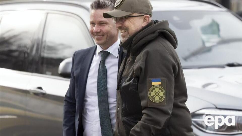 Резніков обговорив військову підтримку України з міністром оборони Швеції (ліворуч)