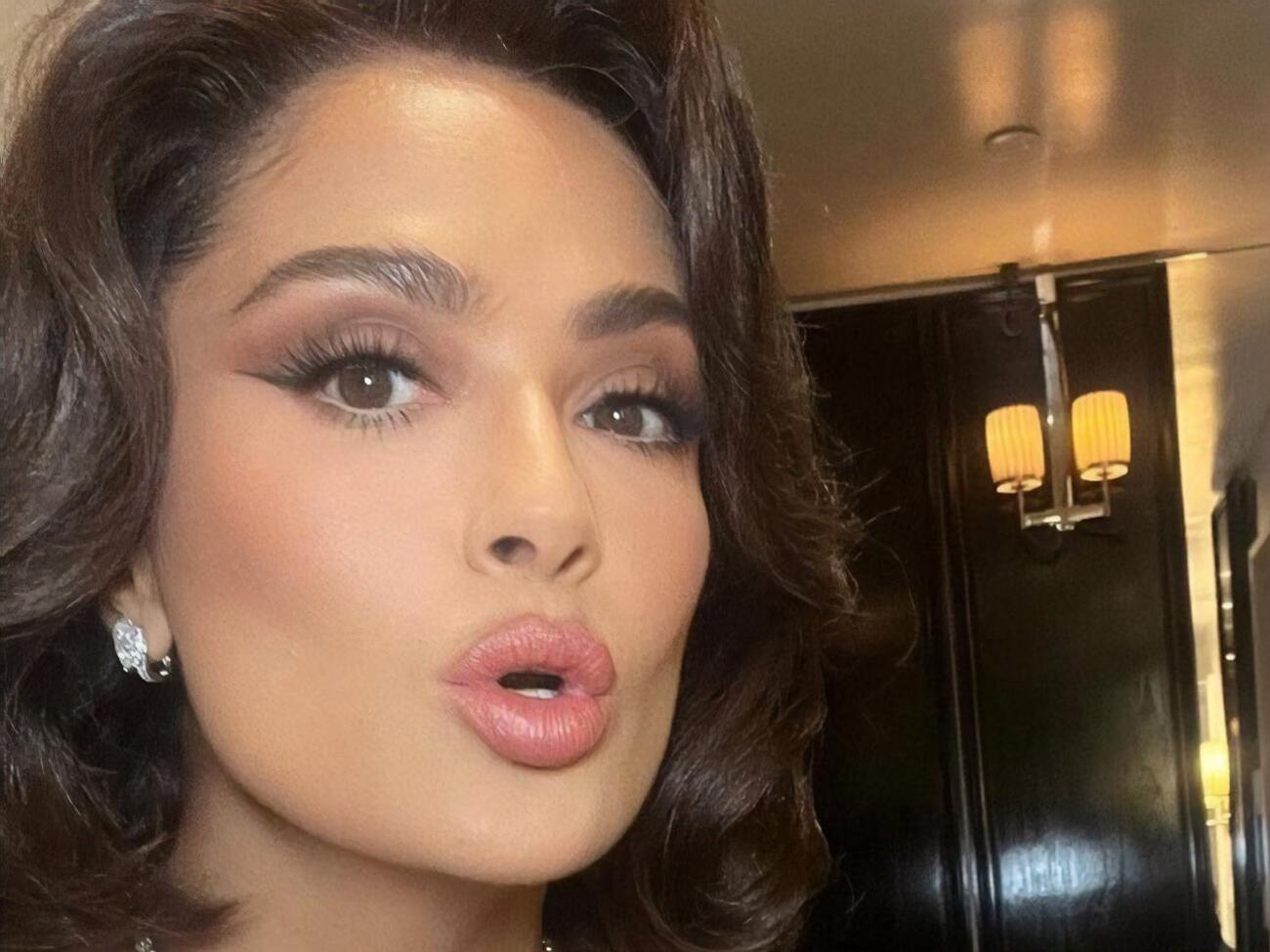 Гаєк з'явилася на публіці з новою зачіскою і яскравим макіяжем, надихнувшись образом Жаклін Кеннеді