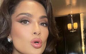 Хайек появилась на публике с новой прической и ярким макияжем, вдохновившись образом Жаклин Кеннеди