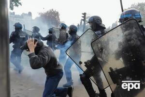 Во Франции первомайская демонстрация переросла в беспорядки из-за пенсионной реформы, люди жгли машины и били стекла. Фоторепортаж