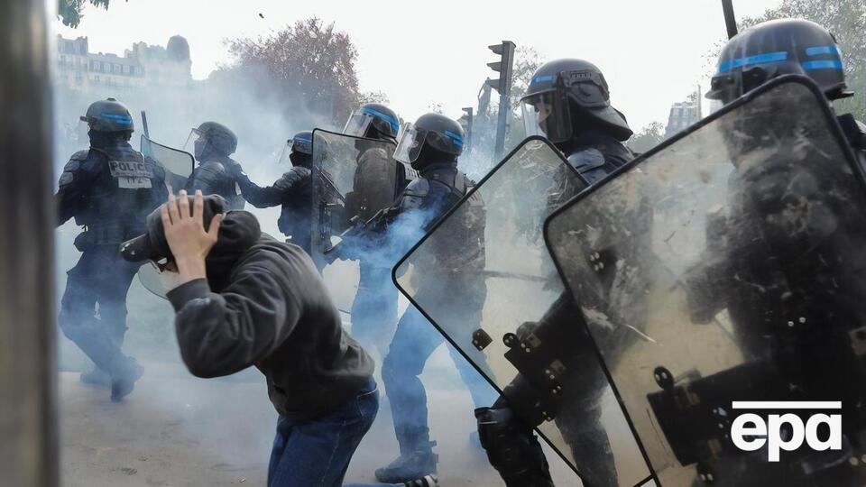 Во Франции первомайская демонстрация переросла в беспорядки из-за пенсионной реформы, люди жгли машины и били стекла. Фоторепортаж