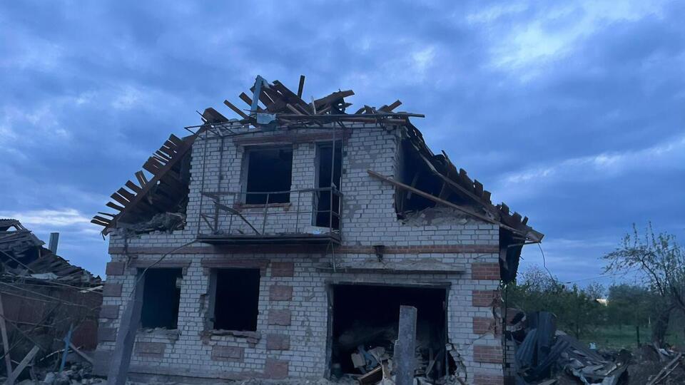 Российские снаряды разрушили жилье и хозяйственные постройки
