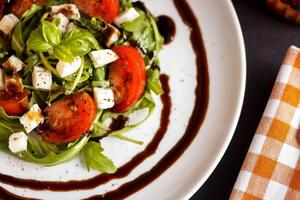 Заправку для салату готують на основі соєвого соусу