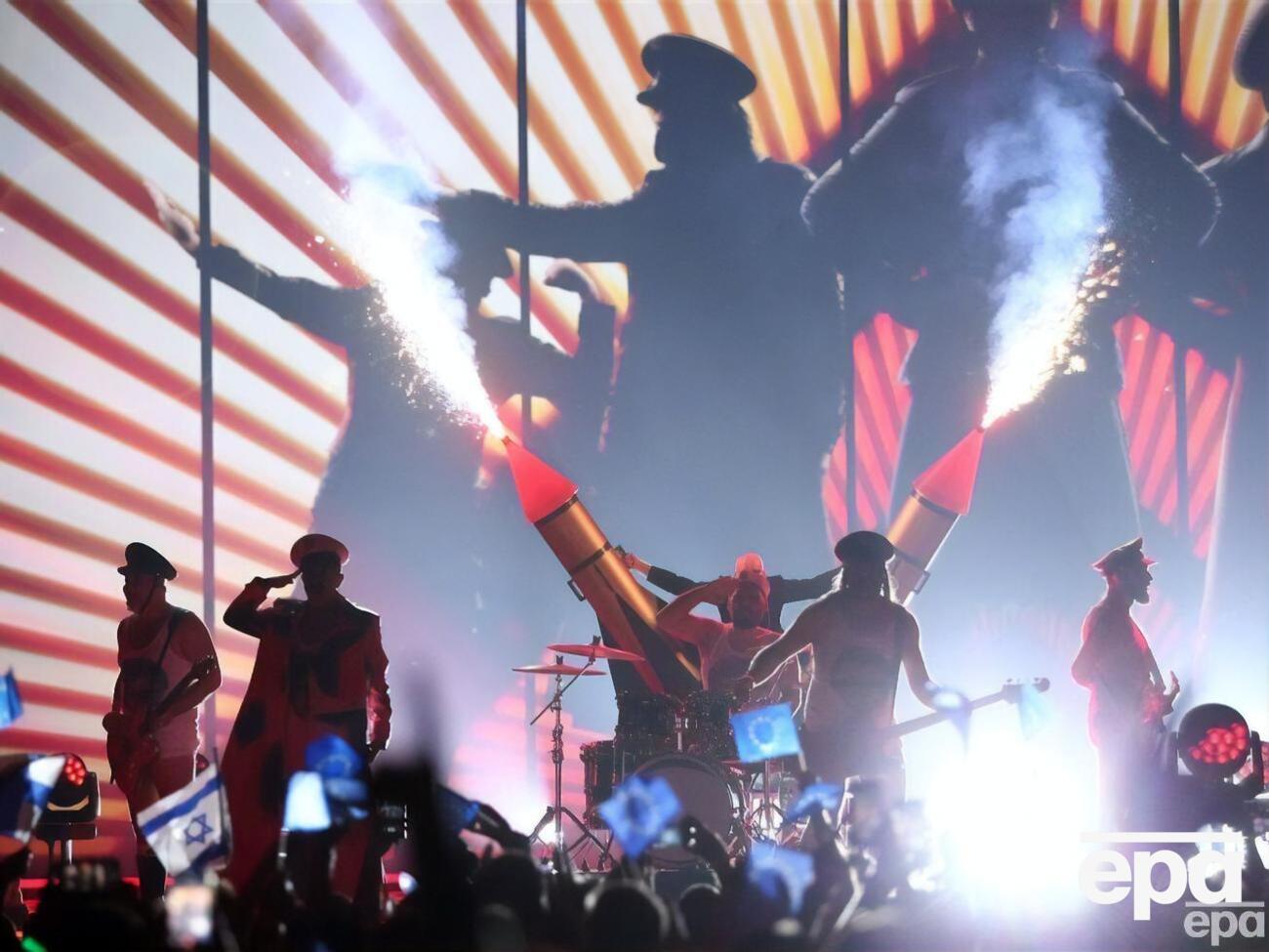 Let 3 была основана в 1987 году. Группа&nbsp;известна своими&nbsp;провокационными текстами и шокирующими живыми выступлениями