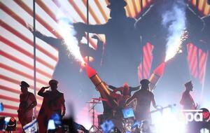 Let 3 была основана в 1987 году. Группа известна своими провокационными текстами и шокирующими живыми выступлениями