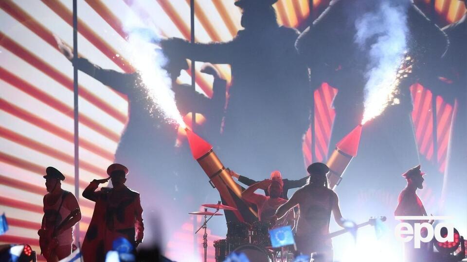 Let 3 была основана в 1987 году. Группа известна своими провокационными текстами и шокирующими живыми выступлениями