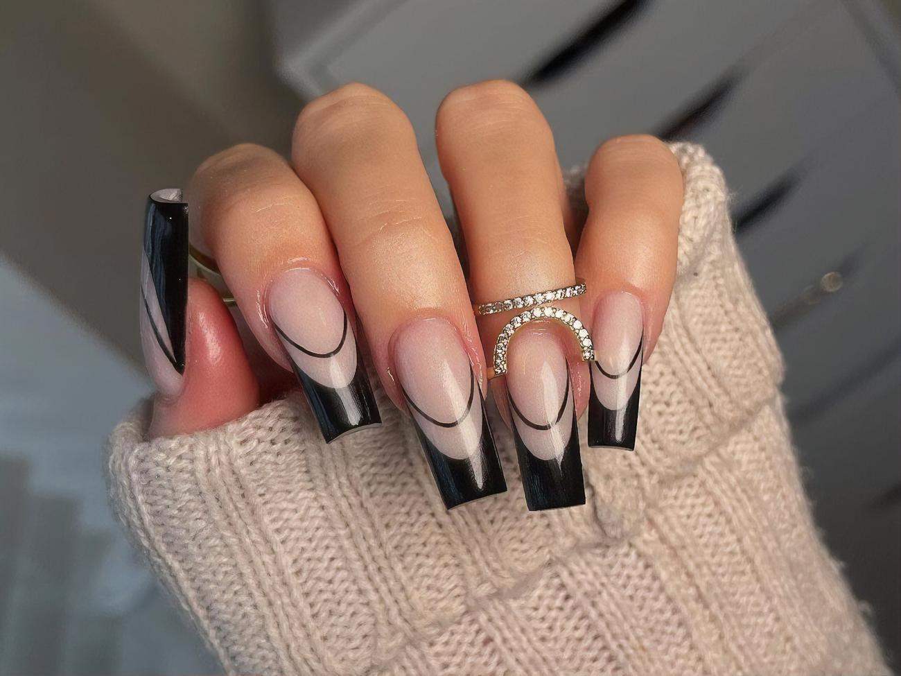 В основе двойного французского маникюра&nbsp;&ndash;&nbsp;стандартный "френч"