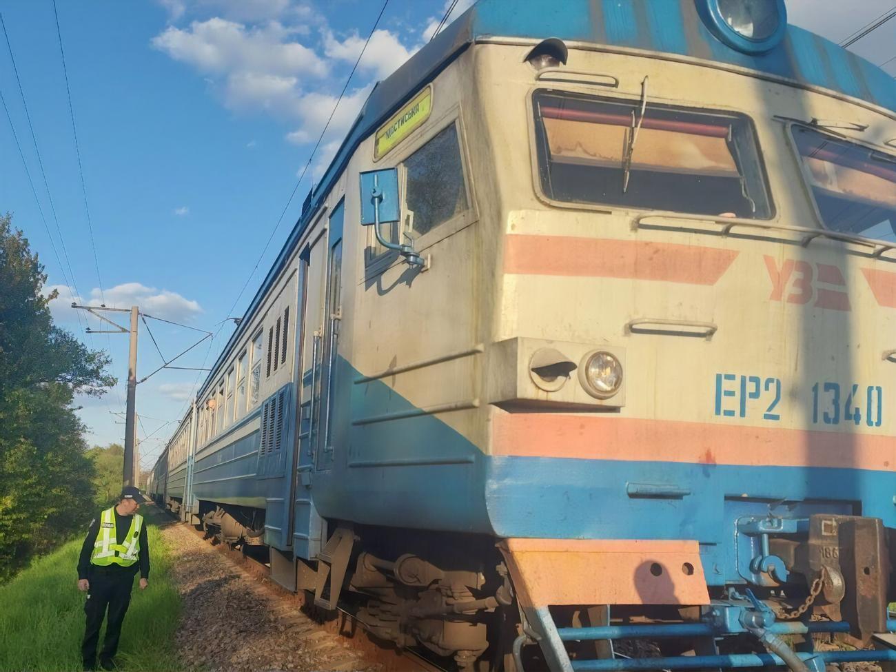 Машиніст застосував екстрене гальмування, але уникнути наїзду не зміг