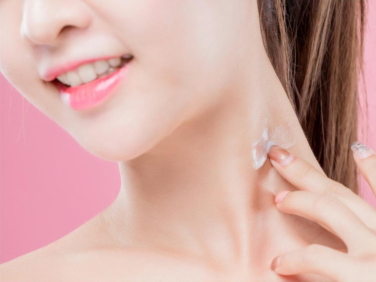 Коже шеи необходимо увлажнение и питание