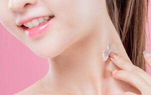 Коже шеи необходимо увлажнение и питание