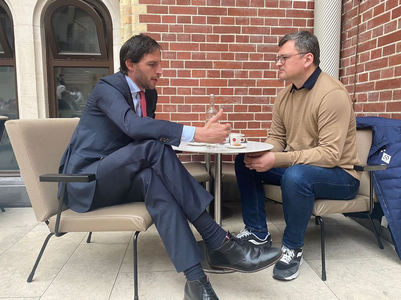 Кулеба (cправа) 10 мая провел встречу с Хукстрой