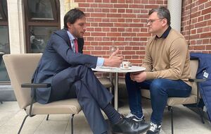 Кулеба (cправа) 10 мая провел встречу с Хукстрой